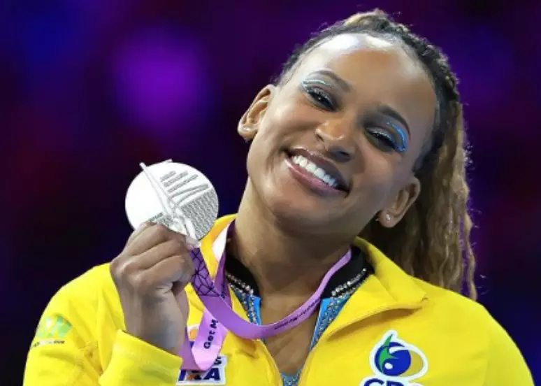 Rebeca Andrade derrota Biles e é ouro no salto do Mundial de Ginástica